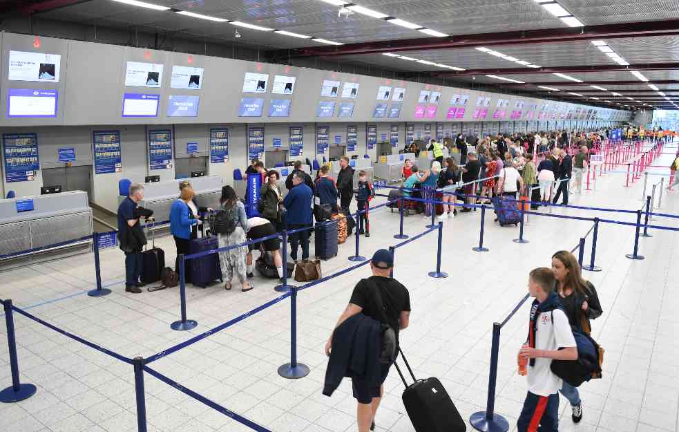 POOŠTRENA KONTROLA NA AERODROMIMA: Evo koji putnici će biti testirani odmah i gde zaraženi odlaze na lečenje