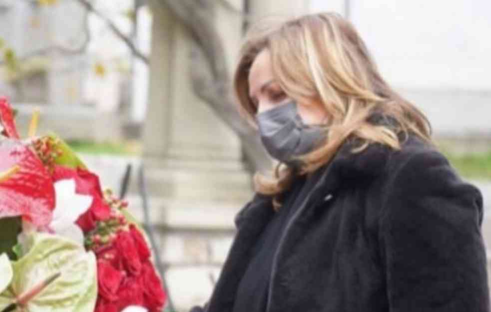 ANA BEKUTA SLOMLJENA OD BOLA! Pevačica neutešna zbog smrti Mrkonjića (FOTO)