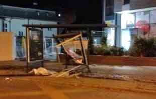 ZA DLAKU IZBEGLA TRAGEDIJU, SRČA NA ULICI I DELOVI AUTOMOBILA: Devojka stajala na stanici kada se auto zakucao na mi<span style='color:red;'><b>limeta</b></span>r od nje (FOTO)