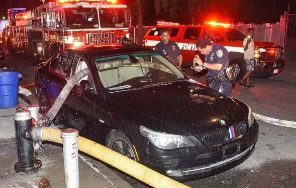 PAROLA SNAĐI SE! Vatrogasci kroz parkiran auto provukli crevo da bi ugasili požar