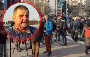 TUČA U STAROJ PAZOVI NA PROTESTU: Napadnut potpukovnik u penziji (FOTO, VIDEO)
