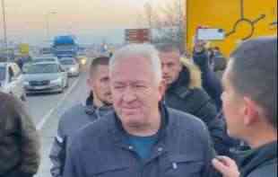 NAJGORE KAD TE KOMŠIJE NE ŽELE! <span style='color:red;'><b>Gvozden Nikolić</b></span> izviždan u Preljini! (VIDEO) 