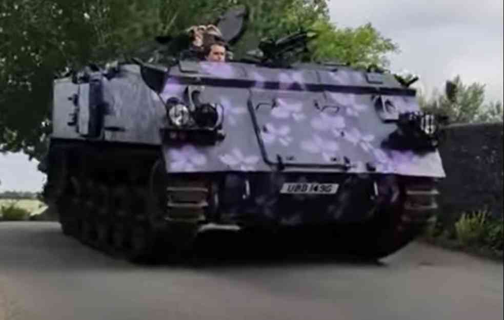 Ni u Bentliju ni Rols Rojsu, već ovaj britanski vozač nudi vožnju u TANK taksiju