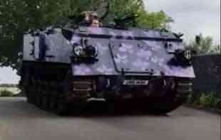 Ni u Bentliju ni <span style='color:red;'><b>Rols Rojs</b></span>u, već ovaj britanski vozač nudi vožnju u TANK taksiju