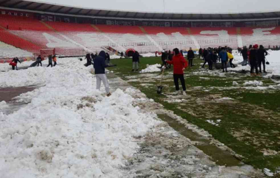 GREJAČI NA MARAKANI, 400 LJUDI ČISTI SNEG: Trka s vremenom, ovako trenutno izgleda Zvezdin teren! (FOTO)