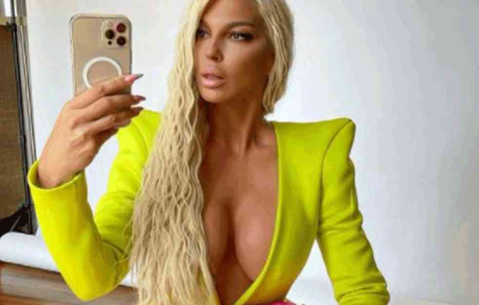 `LADNO JE OVAKO IZAŠLA NAPOLJE: Novim HOT AUTFITOM Jelena Karleuša istopila sneg! (FOTO+VIDEO)