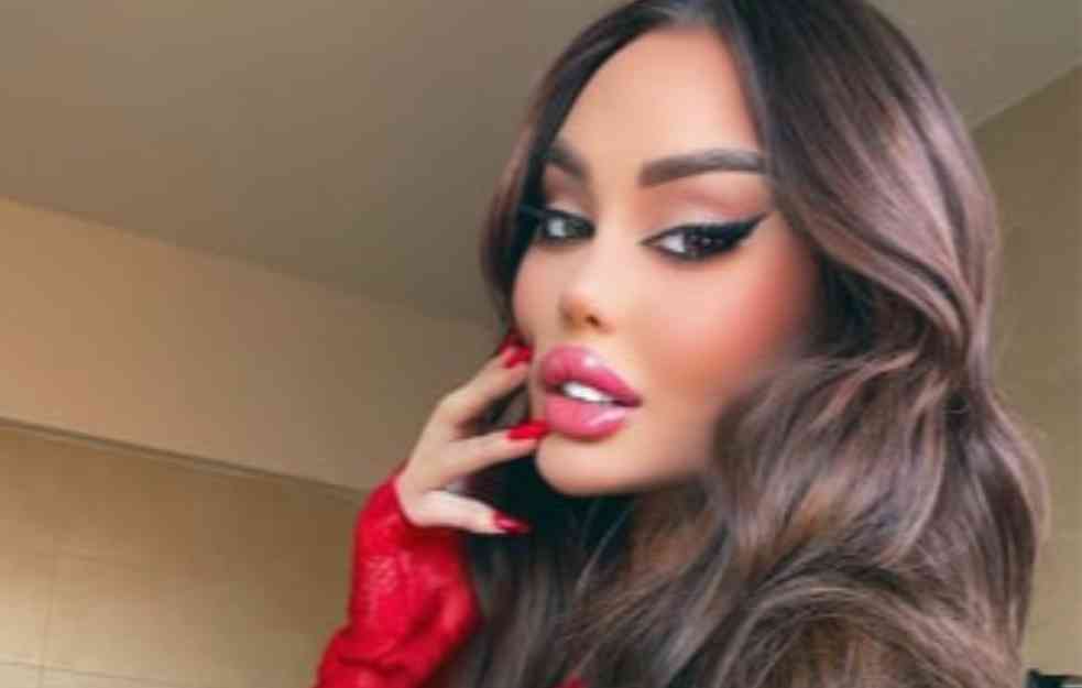 OVO JE BOGATI BIZNISMEN OD KOG JE DOBILA BMW: Ana Korać pozirala u zagrljaju misterioznog muškarca! (FOTO) 