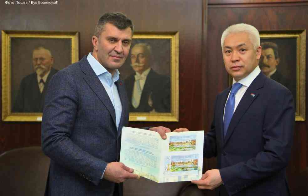 ĐORĐEVIĆ SA AMBASADOROM ATAMKULOVIM: Poštanske marke u čast ČETVRT VEKA diplomatskih odnosa Srbije i Kazahstana (FOTO)