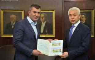 ĐORĐEVIĆ SA AMBASADOROM ATAMKULOVIM: <span style='color:red;'><b>Poštanske marke</b></span> u čast ČETVRT VEKA diplomatskih odnosa Srbije i Kazahstana (FOTO)