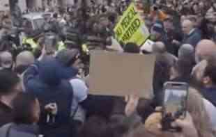 KUC-KUC NA VRATA BORISA DŽONSONA! Hiljade besnih demonstranata na ulicama Londona, <span style='color:red;'><b>povređeni policajci</b></span> (VIDEO)