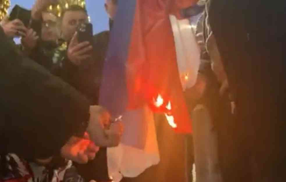 PALE SRPSKE ZASTAVE U TIRANI!Američka ambasada poziva građane da ne izlaze na ulice (VIDEO)