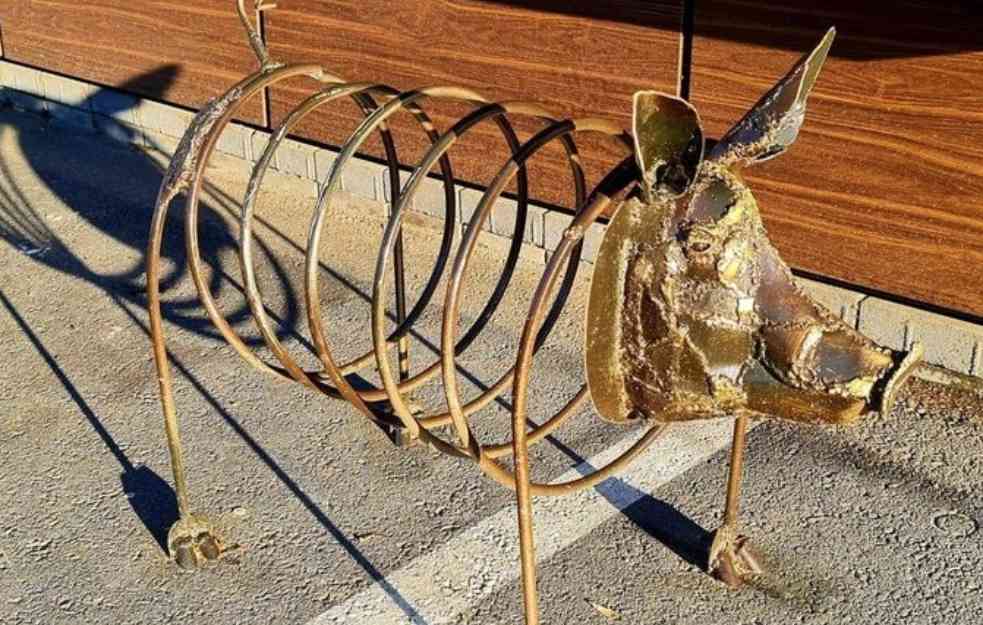 Evo kako je nastalo najbolje PRASEĆE PARKING MESTO U SRBIJIi: Vlasnik otkrio istoriju ove jedinstvene skulpture