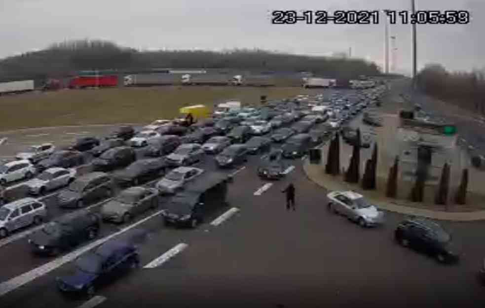 GASTARBAJTERI VEĆ NA GRANICAMA! Kilometarske kolone na ulazu u Srbiju (FOTO)