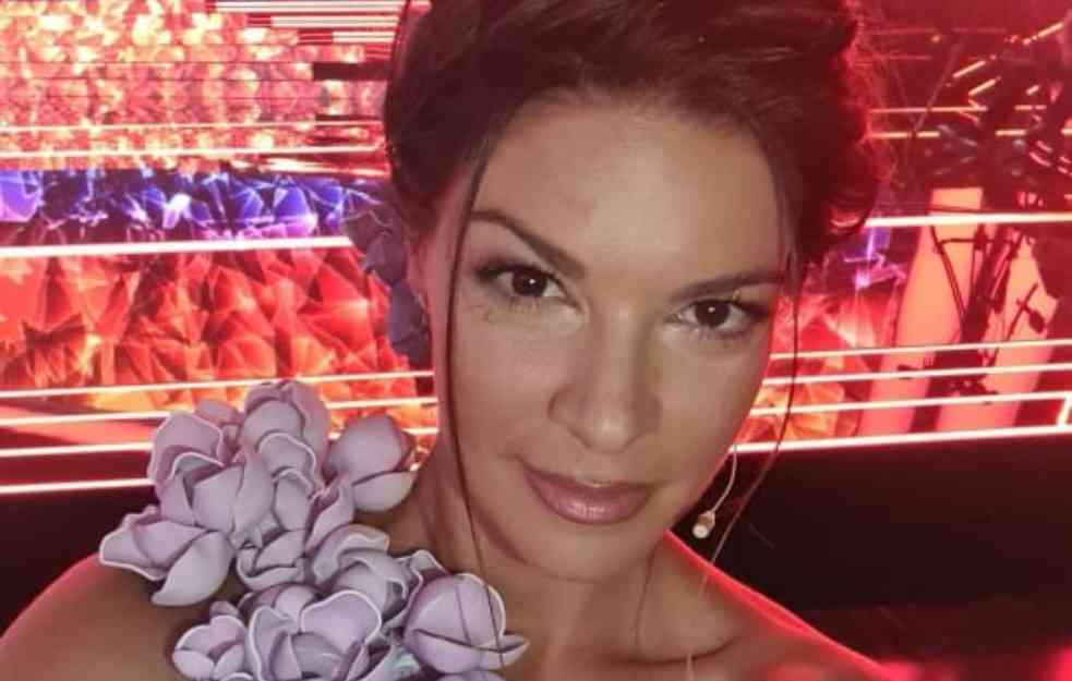 DEKOLTE I DUBOKI ŠLIC! Sanja Kužet očarala sve ZANOSNIM izdanjem (VIDEO) 