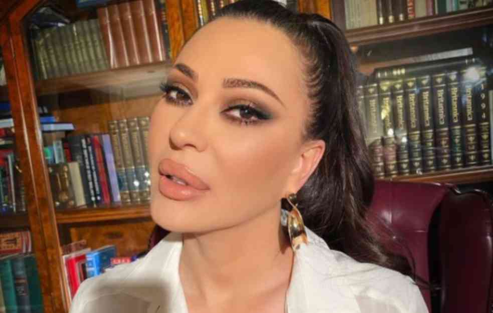CECA U POTPUNO PRIRODNOM IZDANJU! Pevačica BEZ ŠMINKE u širokoj odeći, oduševila sve (FOTO) 