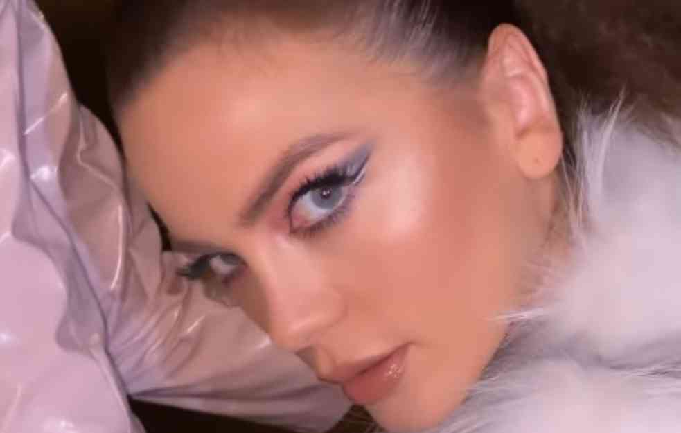 HOT IZDANJE MILICE PAVLOVIĆ RASPALJUJE ADRENALIN! Sevnule grudi! (FOTO+VIDEO)