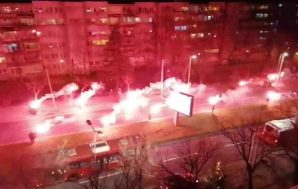 VATRENI SPEKTAKL NA KONJARNIKU Špalir od baklji za povratak čuvene trole 19 (VIDEO)