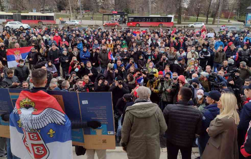 PROTEST ZA NOLETA PRED SKUPŠTINOM: STOTINE LJUDI KLIČE SRPSKOM ASU! (VIDEO)