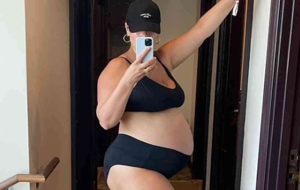 PORODILA SE NAJPOZNATIJA PLUS-SAJZ MANEKENKA: Ešli Grejem postala trostruka mama (FOTO)
