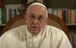 VELIKI ZALJUBLJENIK U MUZIKU I OPERU! Papa Franja u iznenadnoj poseti prodavnici diskova i ploča u Rimu (FOTO) 