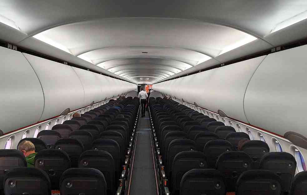 ZURILA U TUĐ TELEFON PA OTKRILA DA SU U AVIONU ZARAŽENI: Ko ti kriv kada zabadaš nos u tuđe stvari?