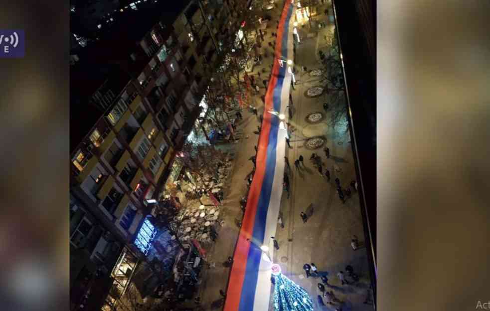 SRPSKA SE TRUBA SA KOSOVA ČUJE! Razvijena srpska trobojka duga 250 metara u Severnoj Mitrovici (VIDEO)