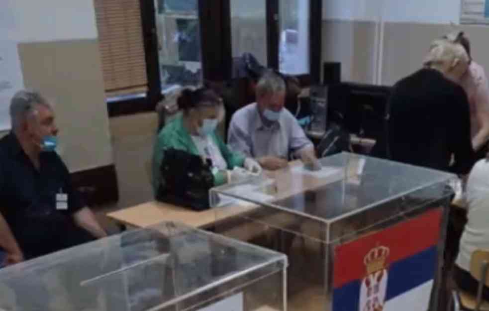 SKANDAL! Na glasačkim mestima uputstvo biračima šta da zaokruže na REFERENDUMU! (FOTO)