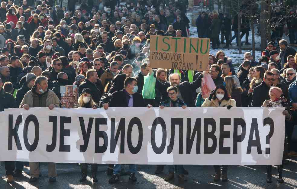 SIMO SPASIĆ provocirao na šetnji za OLIVERA pa dobio GRUDVU U GLAVU! (FOTO)