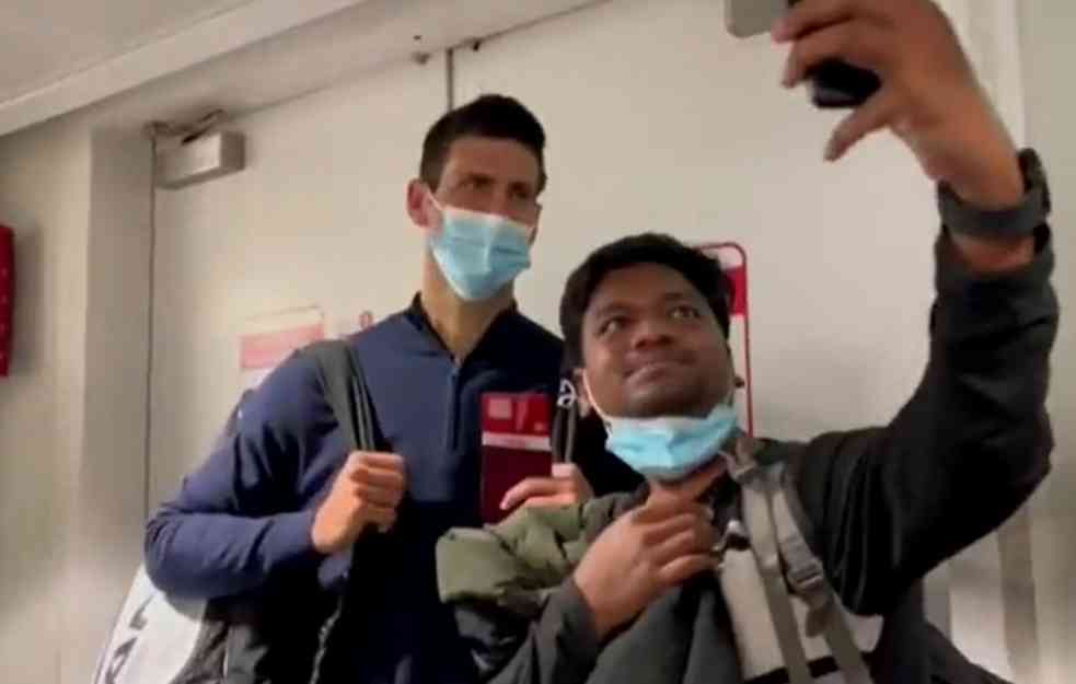 HEJ, DRUŽE, IZVINI ZBOG ONOGA ŠTO SE DOGODILO! Novak u Dubaiju sa navijačima: PLJUŠTE SELFIJI (VIDEO)