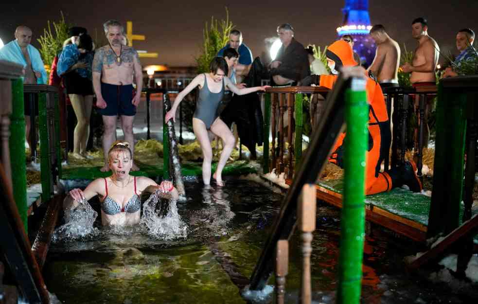 KUPANJE NA -20 STEPENI! Rusi tradicionalno na Bogojavljenje posle liturgije zaronili u ledenu vodu (FOTO+VIDEO)