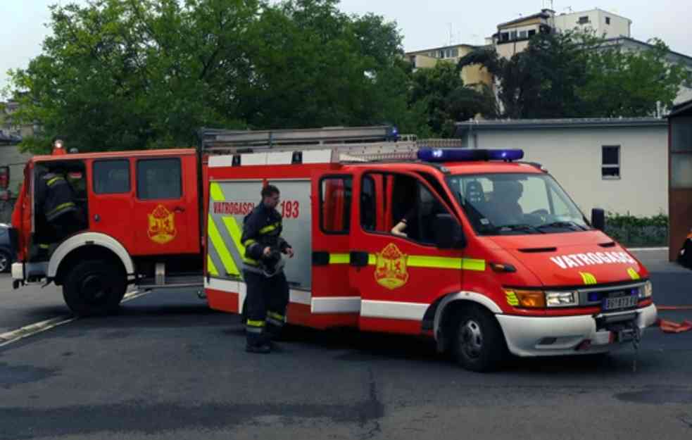 BUKTI POŽAR U ZEMUNU: Gori restoran brze hrane, vatrogasci na terenu (VIDEO)