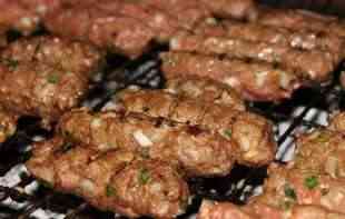 ZNA SE ŠTA JE NA SRPSKOJ TRPEZI NEZAOBILAZNO: Ovo je <span style='color:red;'><b>TAJNI RECEPT</b></span> za najbolje ćevape (VIDEO)