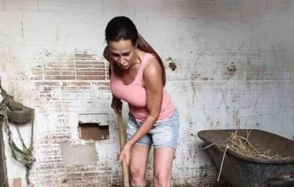 BILA JE VELIKA ZVEZDA DEVEDESETIH, A DANAS ČISTI ŠTALU! Pevačica OTKRILA kako izgleda njen život na selu (FOTO) 