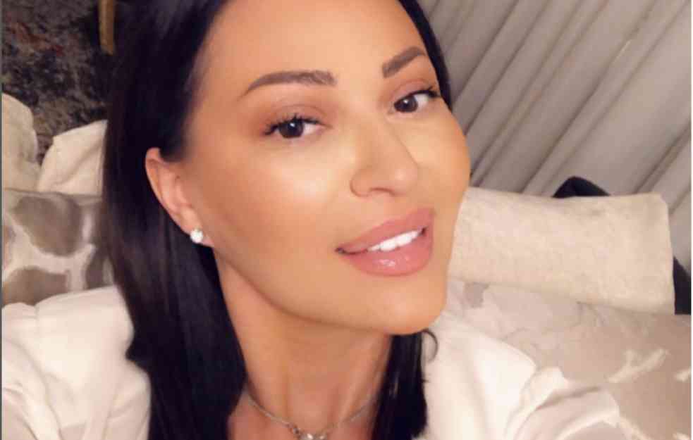 VRELE POZE U MINIJATURNOM BIKINIJU: Ceca se skinula na Maldivima i ZAPALILA mreže! (FOTO)