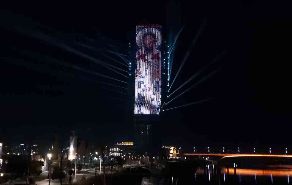SPEKTAKULARNO! Lik SVETOG SAVE i reči himne na Kuli Beograd! (FOTO) 