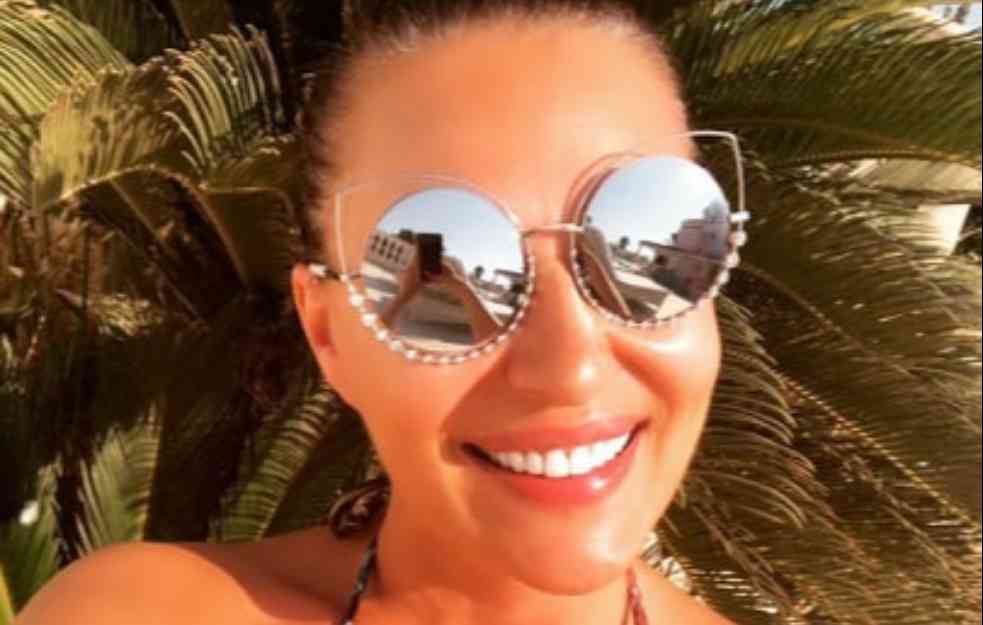 BOMBA! CECA POZIRALA U PESKU I POKAZALA ZANOSNO TELO: Pevačica objavila PROVOKATIVNE fotografije sa plaže (FOTO) 