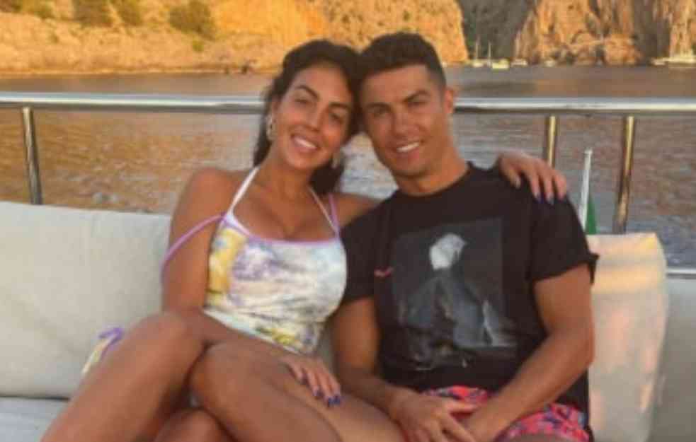 IDILIČAN PORODIČNI ODMOR! Georgina pozirala u BIKINIJU i pokazala TRUDNIČKI STOMAK (FOTO) 