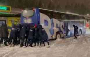DRAMA SRPSKOG REPREZENTATIVCA! Isprevrtao se klupski autobus sa fudbalerima pa sleteo u <span style='color:red;'><b>jarak</b></span> (FOTO)
