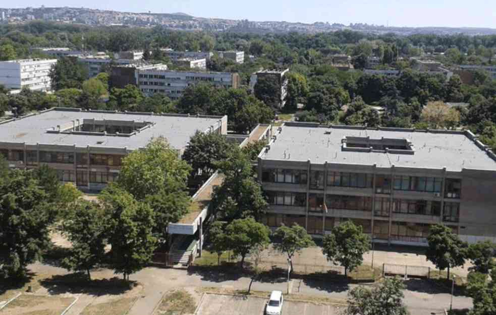 PANIKA U ŠKOLI NA NOVOM BEOGRADU: Učenica aktivirala suzavac u razredu, nastalo OPŠTE GUŠENJE