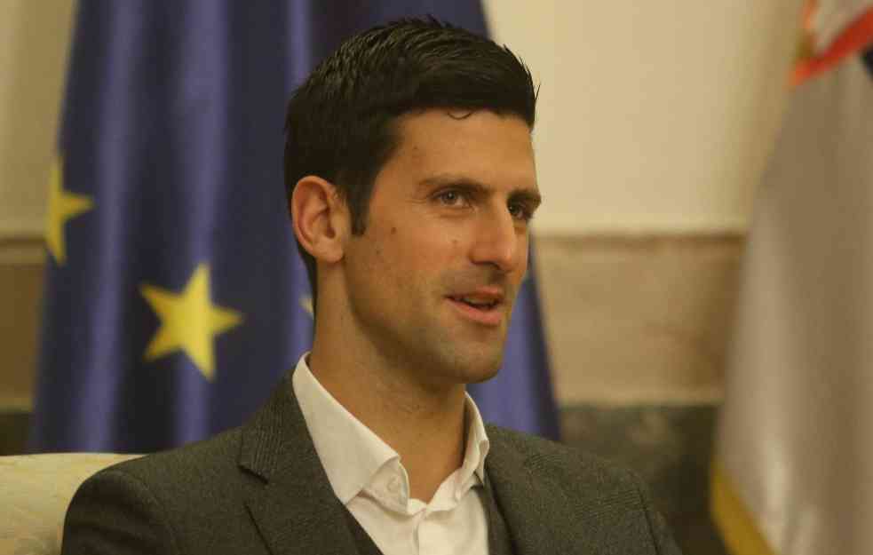 MODNI GEM, SET I MEČ! NOVAK ĐOKOVIĆ ODUŠEVIO STAJLINGOM! Najbolji teniser sveta u odelu, a JEDAN DETALJ posebno je privukao ogromnu pažnju! (FOTO) 