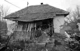 KUĆA BEZ VODE, SAMO ŠTO SE NIJE SRUŠILA! Apel za pomoć bolesne majke u podmakloj fazi kancera: POMOZITE! (FOTO)