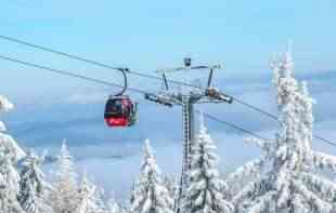 ZAUSTAVLJENA ZLATIBORSKA <span style='color:red;'><b>GONDOLA</b></span>! Jačina vetra ugrožava bezbednost putnika