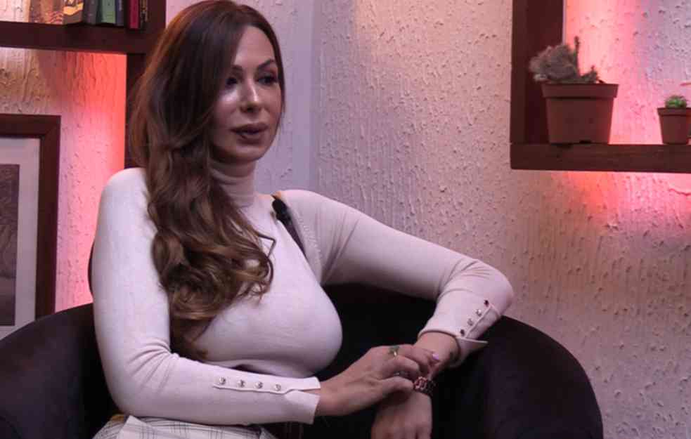 SVI ONI VOLE SAŠU: Vrhunski fudbaleri u rukama srpske lepotice (VIDEO)