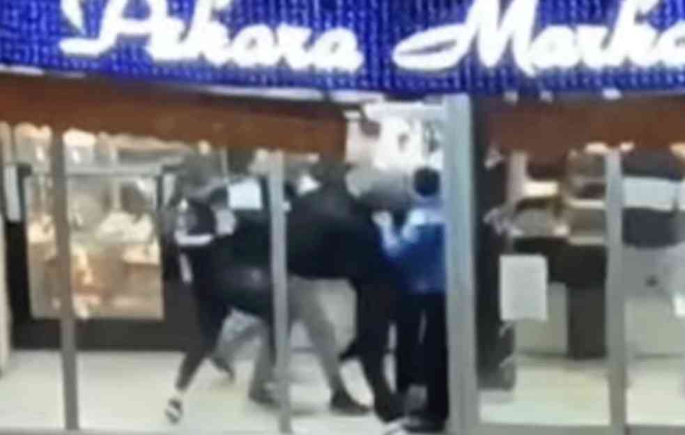TUČA U PEKARI KAKVU BERANE NE PAMTI: Ne zna se ko koga bije (VIDEO)