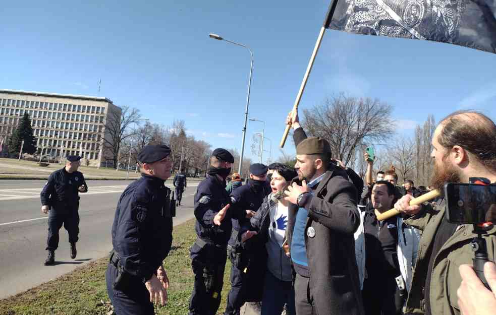 BUDITE LJUDI! Brutalna poruka Dragana iz Dobrinje pred kordonom policije - oni ga odmah legitimisali (FOTO+VIDEO)