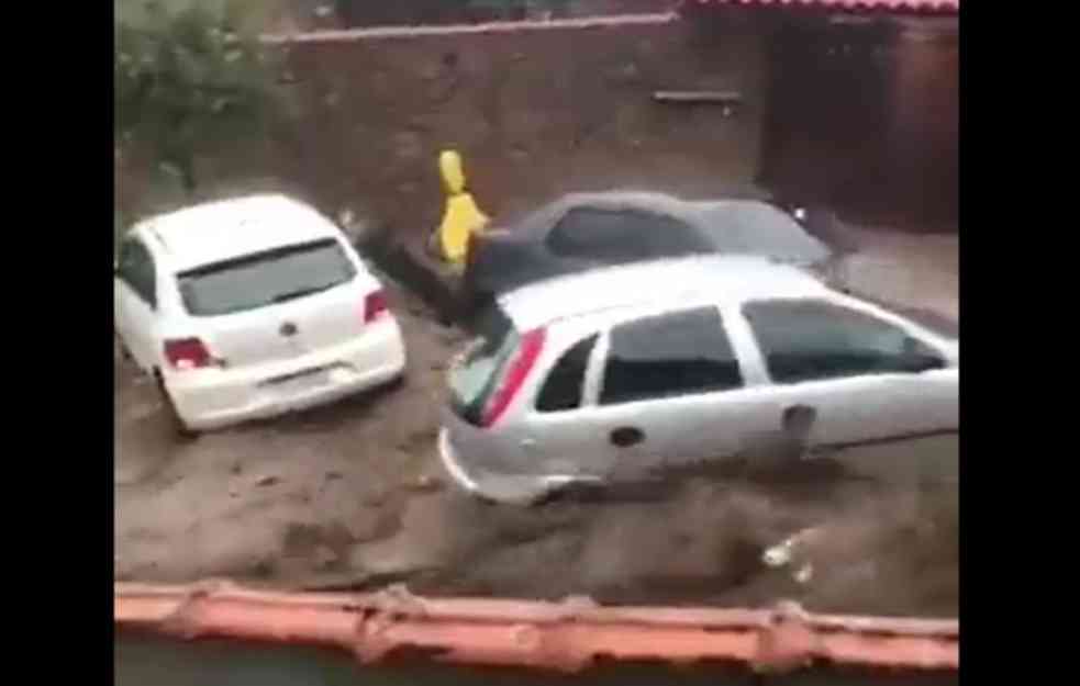 APOKALIPTIČNE SCENE! Voda guta grad, najmanje 18 ljudi poginulo u stravičnim poplavama (VIDEO)