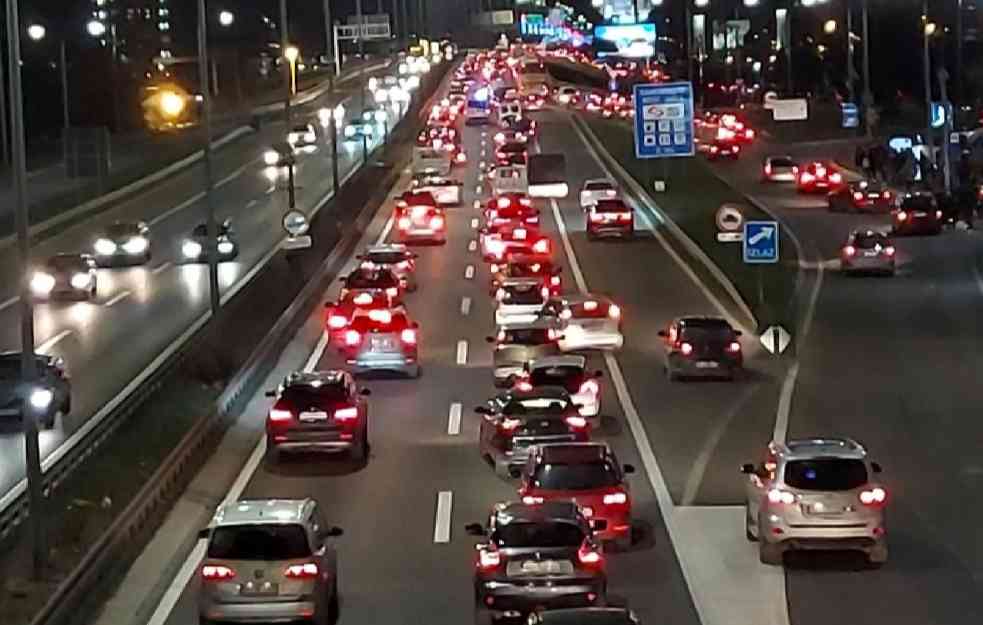 OČEKUJTE GUŽVE NA PUTEVIMA! Pojačan saobraćaj, kritične tačke na ovim putevima