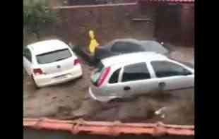 APOKALIPTIČNE SCENE! Voda guta grad, najmanje 18 ljudi poginulo u stravičnim poplavama (VIDEO)