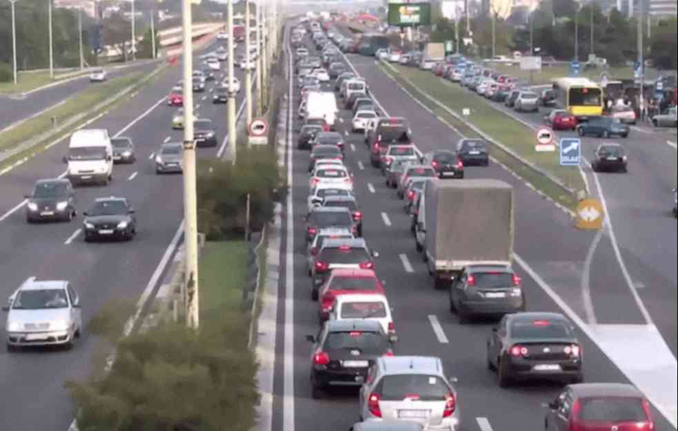 UPOZORENJE ZA VOZAČE: Velike gužve na putevima zbog kraja raspusta