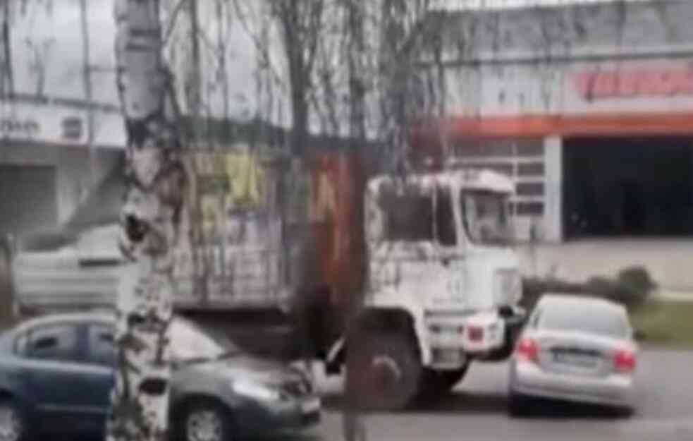 NESVAKIDAŠNJI UDES U NOVOM SADU: Kamion gura automobil ulicom, prolaznici u neverici (VIDEO)